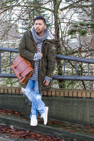 Comment porter une parka avec un jean au printemps