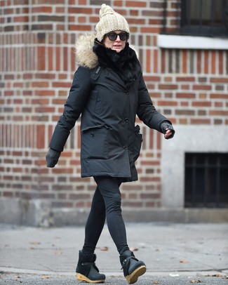 Comment s'habiller après 50 ans en hiver: Choisis une parka noire et des leggings noirs pour une impression décontractée. Jouez la carte classique pour les chaussures et termine ce look avec une paire de bottines compensées en cuir noires. Cette tenue est toute hivernale.