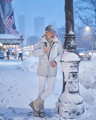 Comment porter des bottes d'hiver: Pour une tenue aussi confortable que ton canapé, essaie d'associer une parka grise avec un jean blanc. D'une humeur créatrice? Assortis ta tenue avec une paire de bottes d'hiver.