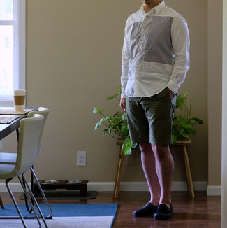 Comment porter une chemise à manches longues à patchwork quand il fait chaud