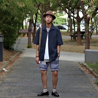 Comment porter un short à patchwork en été
