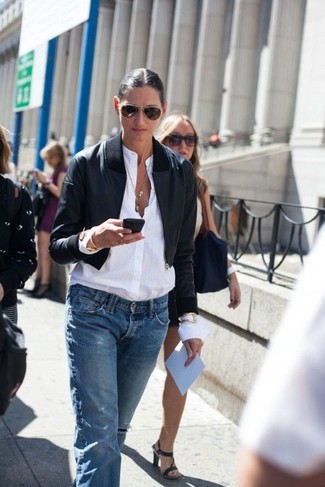 Comment porter un pendentif pour un style relax quand il fait chaud