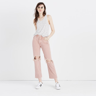 Comment porter un jean boyfriend rose