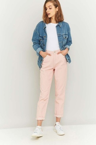 Comment porter un jean boyfriend rose