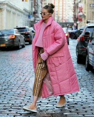 Comment porter un pull torsadé rose