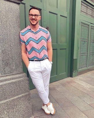 Comment porter une chemise à manches courtes à motif zigzag rose