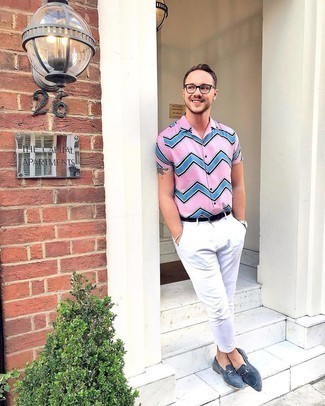 Comment porter une chemise à manches courtes à motif zigzag rose