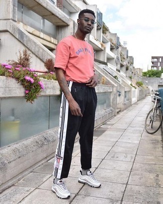 Comment porter un t-shirt à col rond rose avec un pantalon de jogging noir