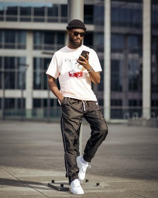 Comment porter un t-shirt à col rond rose avec un pantalon de jogging noir