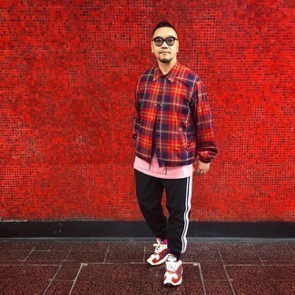 Comment porter un t-shirt à col rond rose avec un pantalon de jogging noir