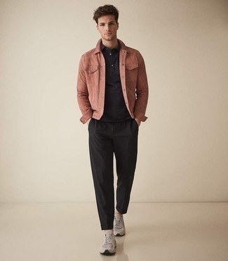 Comment porter une veste rose pour un style decontractés
