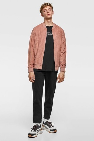 Comment porter une veste rose pour un style decontractés