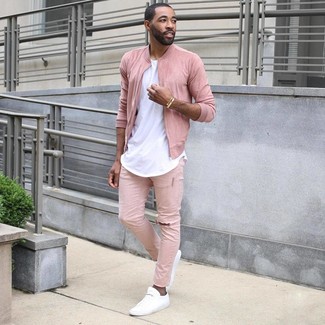 Comment porter une veste rose pour un style decontractés