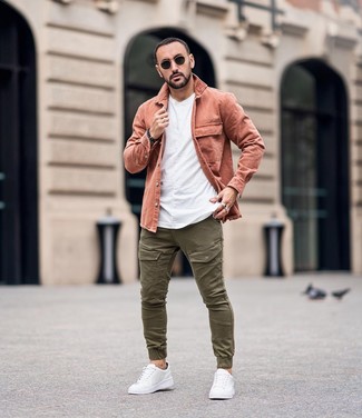 Comment porter une veste rose pour un style decontractés