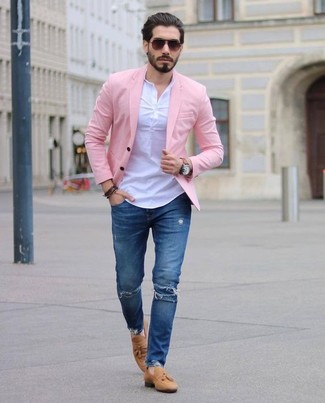 Comment porter une veste rose pour un style decontractés