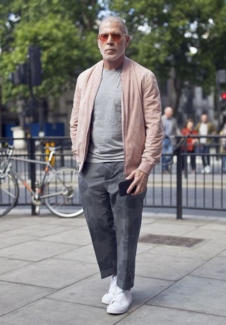 Comment porter une veste rose pour un style decontractés
