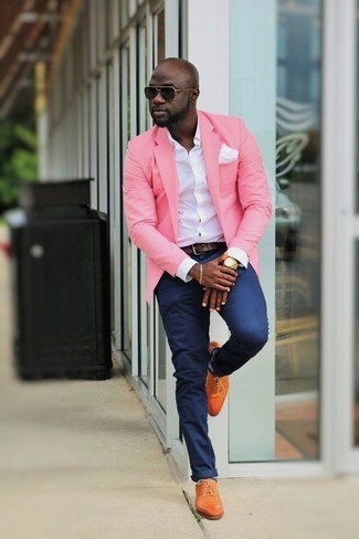 Comment porter une veste rose pour un style chic decontractés