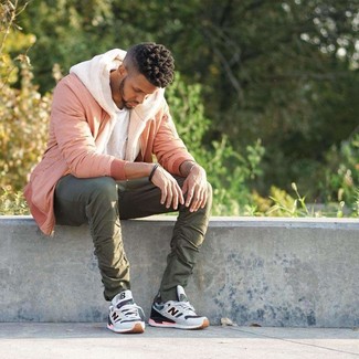 Comment porter une veste rose pour un style decontractés
