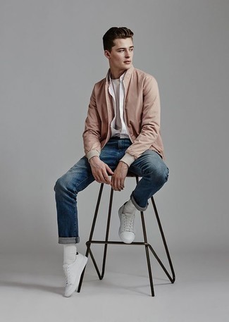 Comment porter une veste rose pour un style decontractés