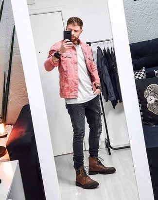 Comment porter une veste rose pour un style decontractés