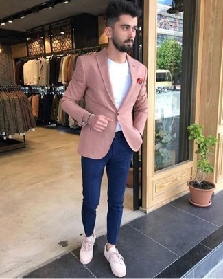 Comment porter une veste rose pour un style decontractés