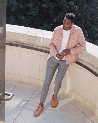 Comment porter une veste rose pour un style decontractés