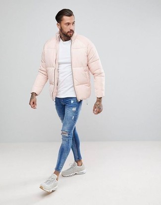 Comment porter une veste rose pour un style relax quand il fait froid