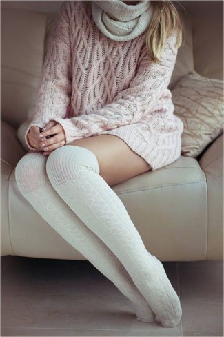 Comment porter un pull surdimensionné en tricot rose