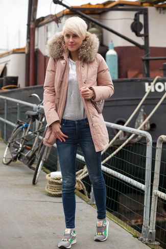 Comment porter une parka rose