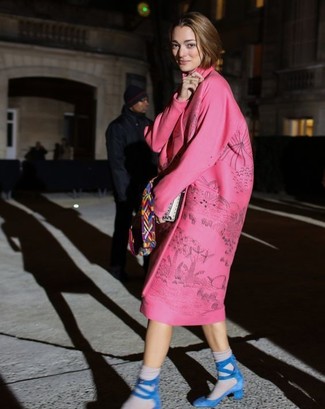 Comment porter un manteau imprimé rose