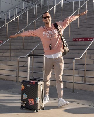 Comment porter un sweat-shirt imprimé rose
