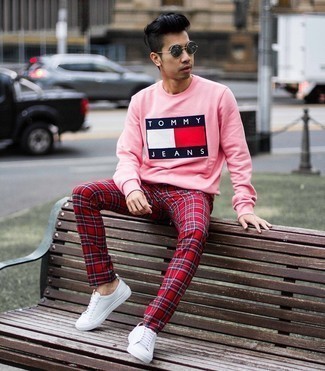 Comment porter un sweat-shirt imprimé rose