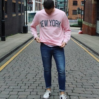 Comment porter un sweat-shirt imprimé rose