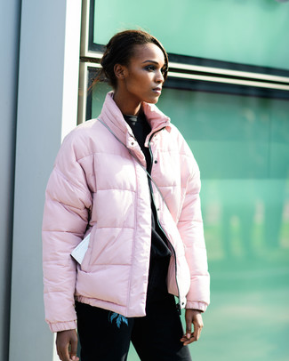 Comment porter une doudoune rose
