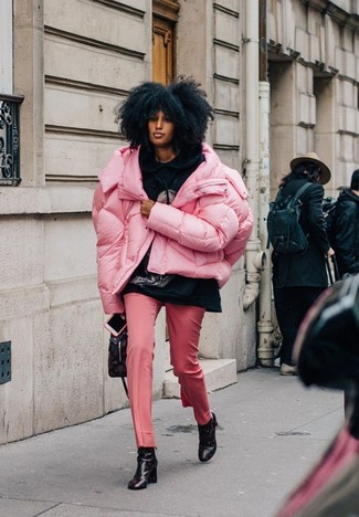 Comment porter une doudoune rose