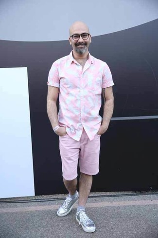 Comment porter un short rose après 40 ans
