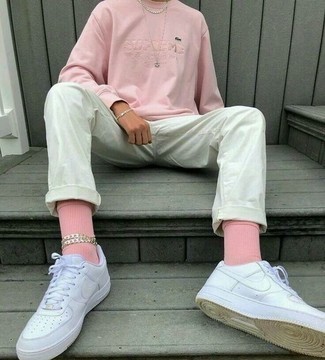 Comment porter des chaussettes roses au printemps