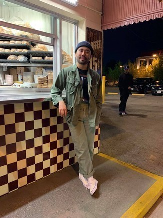 Comment porter des chaussettes roses au printemps