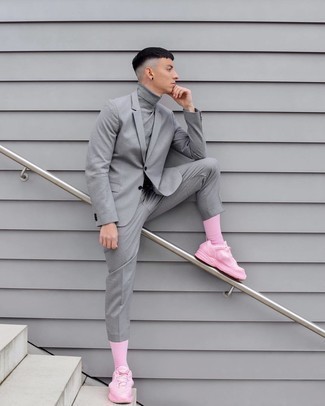 Comment porter des chaussettes roses au printemps