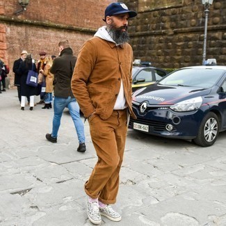 Comment porter des chaussettes roses au printemps