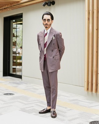 Comment porter un costume rose avec une chemise blanche quand il fait chaud