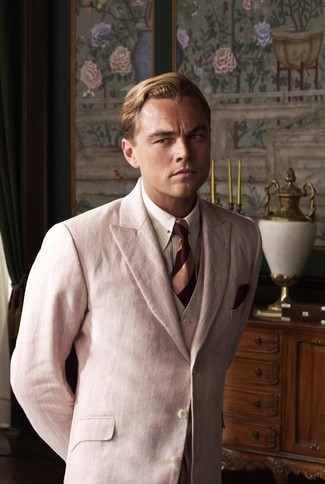 Comment porter un costume rose avec une chemise blanche quand il fait chaud