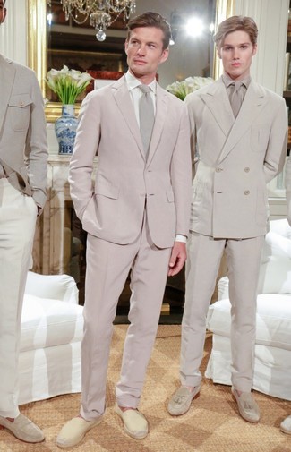 Comment porter un costume rose avec une chemise blanche quand il fait chaud