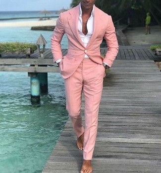 Comment porter un costume rose avec une chemise blanche quand il fait chaud
