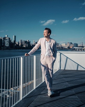 Comment porter un costume rose avec une chemise blanche quand il fait chaud