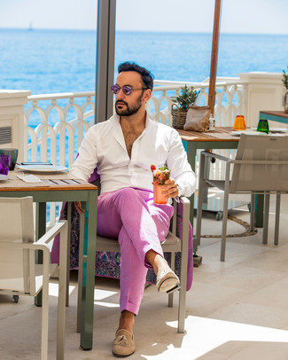 Comment porter un costume rose avec une chemise blanche quand il fait chaud