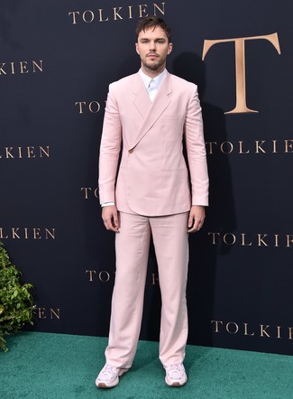 Comment porter un costume rose avec une chemise blanche quand il fait chaud
