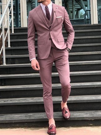 Comment porter un costume rose avec une chemise blanche quand il fait chaud