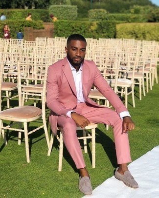 Comment porter un costume rose avec une chemise blanche quand il fait chaud