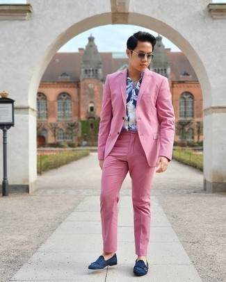 Comment porter un costume rose avec une chemise blanche pour un style chic decontractés